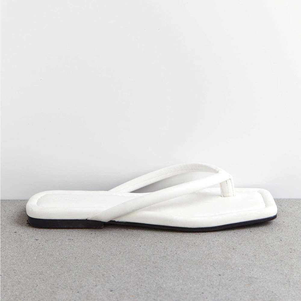 NWT OAK + FORT Padded Flip Flops